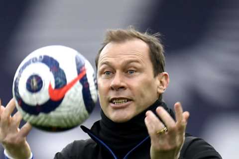 Duncan Ferguson buys beer for Everton fans after sticking money behind bar at local pubs ahead of..