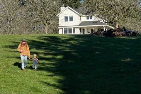 Little People’s Jeremy &amp; Audrey Roloff look at new farmhouse after he ‘whined’ about not being..