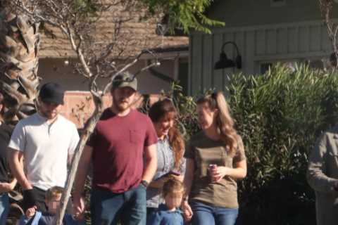 Jinger &amp; Jana Duggar show off curves in tight jeans &amp; mom Michelle rocks black pants on LA..