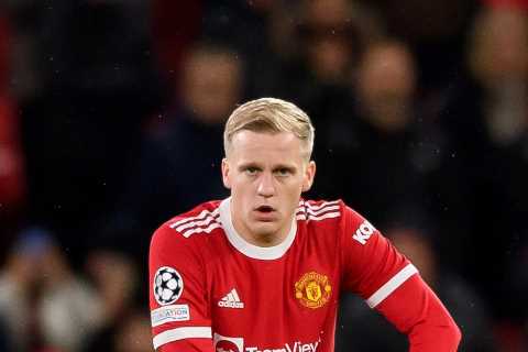 Everton agree loan transfer for Donny van de Beek with Man Utd flop set to choose between them and..