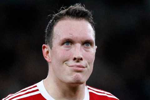 Phil Jones loan transfer from Man Utd to Bordeaux ‘seems to have collapsed as defender rejects..