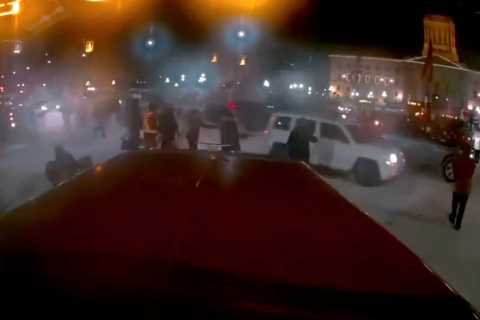 Shock moment SUV driver plows into crowd of Freedom Convoy protesters, injuring 4 before fleeing..
