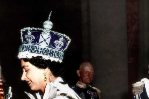 What year was Queen Elizabeth II crowned and how old was she?
