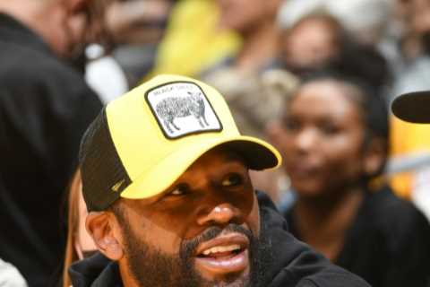 ‘I’m all about giving back’ – Floyd Mayweather hands out $100 bills to kids outside of LA Lakers..