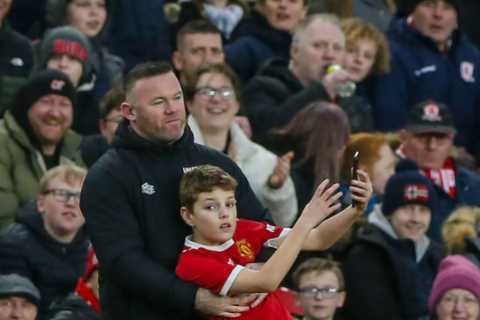 Man Utd legend Wayne Rooney poses for selfie with brazen pitch invader as young fan sprints up wing ..