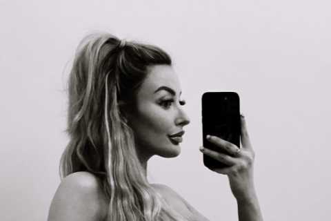 Love Island’s Chloe Crowhurst poses completely naked and shows off growing baby bump
