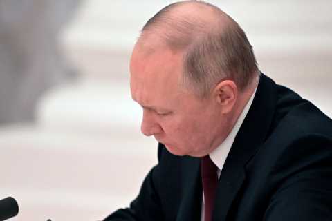 U.S. Offers Limited Initial Response to Russia as It Weighs Stiffer Sanctions