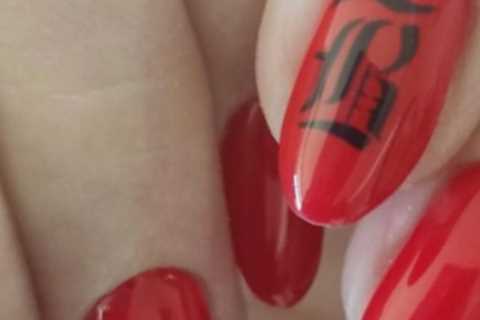 Kourtney Kardashian gets fiancé Travis Barker’s initials painted on her fingernails as fans insist..