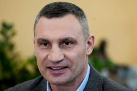 What was Kyiv mayor Vitali Klitschko’s record as a boxer and who is his brother Wladimir?