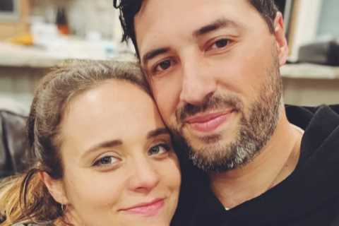 Jinger Duggar gives fans a glimpse into husband Jeremy Vuolo’s sweaty workout as the fit pastor..