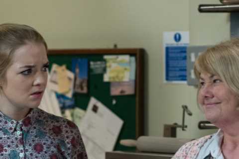 Legendary EastEnders villain looks unrecognisable as she wins major award