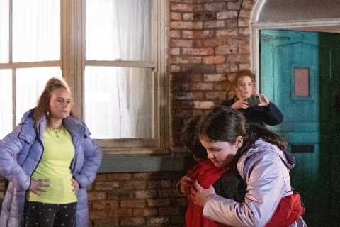 Coronation Street fans seriously distracted by travel blunder as Chesney makes wild dash to the..