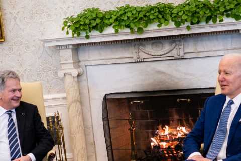 Finland, Neutral but Nervous, Discusses Defense With Biden