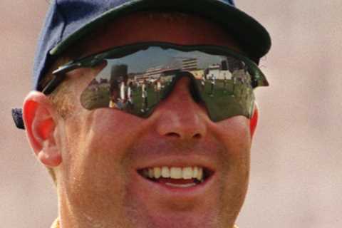 How many wickets did Shane Warne take and what was the ‘Ball of the Century’?