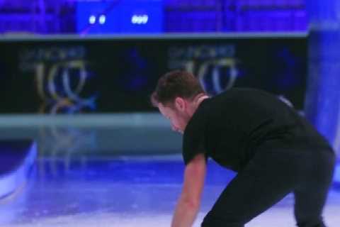 Dancing on Ice’s Kimberly Wyatt crashes onto the ice after failed attempt at inverted splits ahead..