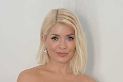 Dancing On Ice’s Holly Willoughby wows in slinky monochrome dress that reveals her amazing figure