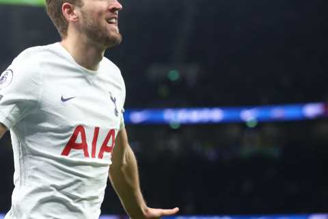 ‘It’s a short career’ – Harry Kane told to force transfer to Man Utd or City to win trophies by..