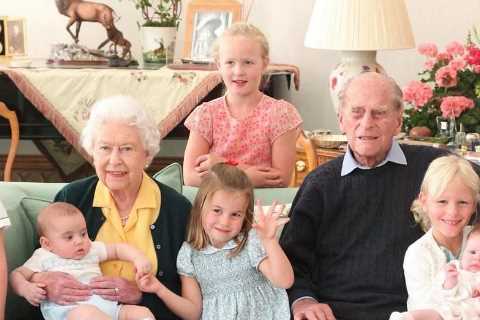 Prince William and Kate hail ‘extraordinary’ Queen with touching family snap on International..
