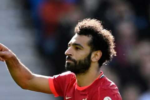 Mo Salah must choose between becoming Liverpool idol and money, says Ferdinand amid star’s contract ..