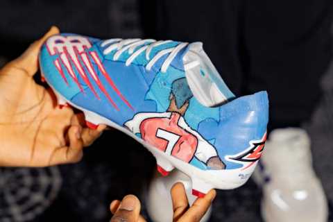 Arsenal star Bukayo Saka shows off incredible new custom boots with lightning bolt on back and nod..