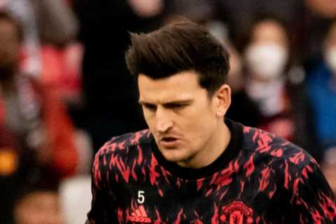 ‘Am I seeing things?’ – Roy Keane fumes at Man Utd stars Maguire and Varane for wearing gloves in..