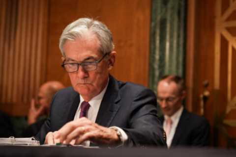 Powell Admires Paul Volcker. He May Have to Act Like Him.