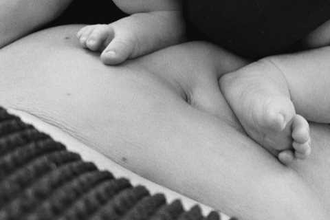 Kylie Jenner praised for showing off her ‘stretch marks &amp; extra weight’ on her tummy in photo..