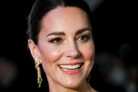 Kate sparkles in Her Majesty’s jewels and a striking green dress at black-tie banquet with Prince..