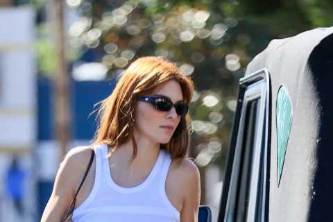 Kendall Jenner goes braless &amp; flaunts toned stomach in white crop top after fans suspected the..