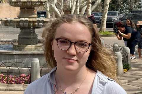 Sister Wives’ Janelle Brown shares rare photo of daughter Savanah, 17, as fans say teen looks ‘just ..