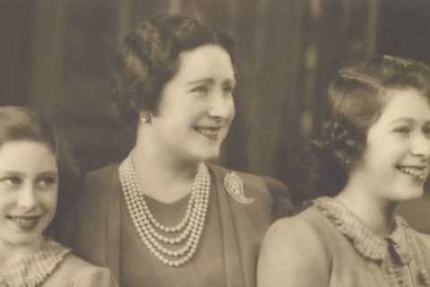 Queen leads royal Mother’s Day posts with sweet tribute to her late mum and sister