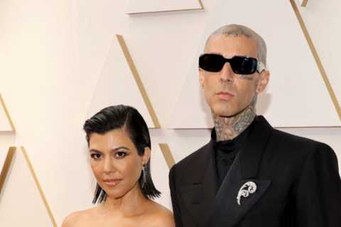 Kourtney Kardashian &amp; fiancé Travis Barker MAKE OUT in major PDA for couple’s Oscars red carpet ..