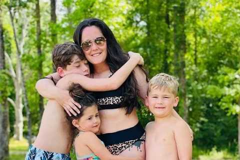Teen Mom Jenelle Evans slammed for letting kids go into ‘bacteria-infested’ green pool as they beg..