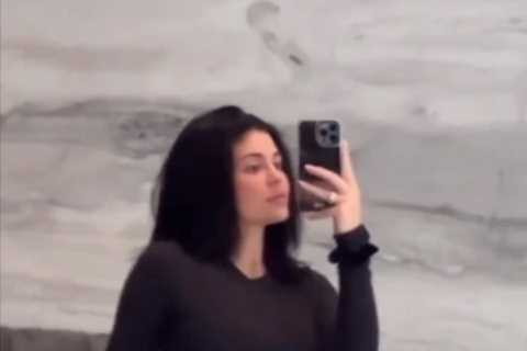 Kardashian fans accuse Kylie Jenner of editing video flaunting her abs just two months after giving ..
