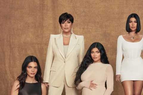Khloe Kardashian shows her ‘pin thin’ frame in skintight dress for Hulu group photo as fans think..
