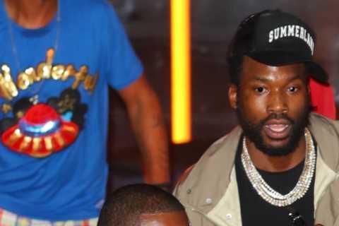 Floyd Mayweather hits roller disco in New York with pals Usher and Meek Mill and just swerves heavy ..