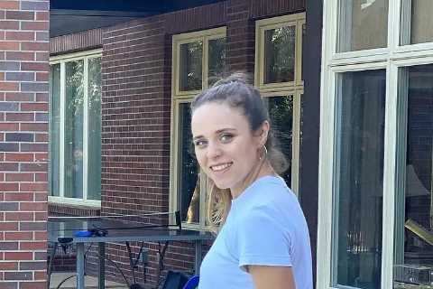 Jinger Duggar wears tight jeans in new poolside photo after fans begged star to get help as she..