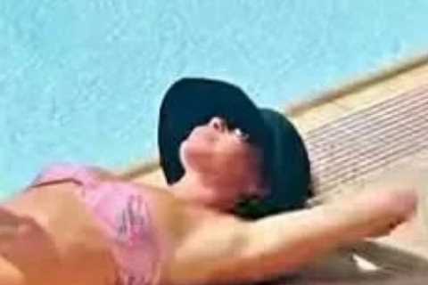 Amanda Holden shows off her hard rock abs in pink bikini as she relaxes by the pool