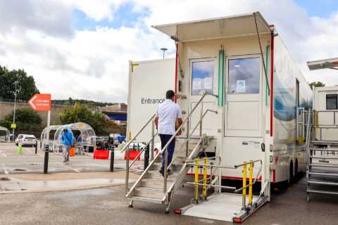 Brits urged to visit ‘health trucks’ after hundreds already diagnosed with lung cancer – the 6..