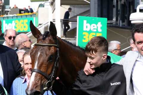 Shark Hanlon pulls off big Sandown upset while Paul Nicholls bags 410-1 five-timer