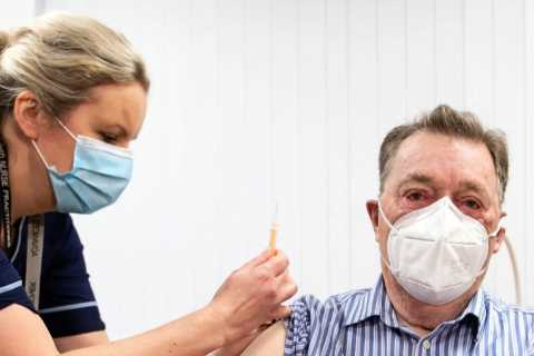 Symptoms of Omicron XE to look out for as 1,179 cases of new variant detected in UK