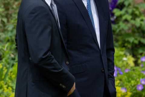 Prince Harry ‘blindsided &amp; insulted’ the Queen &amp; ‘left William seething’ when he quit Royal ..