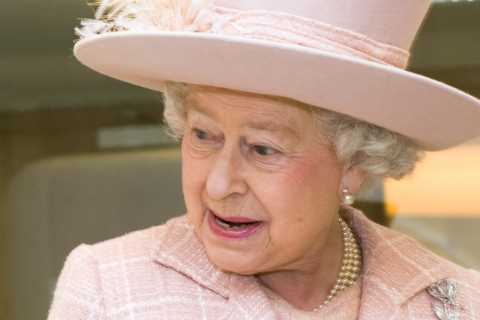 Etiquette expert reveals the VERY unusual way the Queen eats bananas – and she has her own method..
