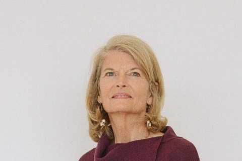 Shunned by the Right, Murkowski Bets Big on the Center in Alaska