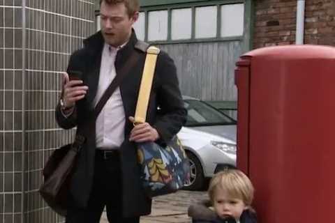 Coronation Street fans stunned as rarely seen character makes surprise appearance
