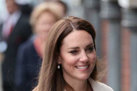Touching Kate Middleton gave a secret sign with her outfit during her maternity visit, fans claim