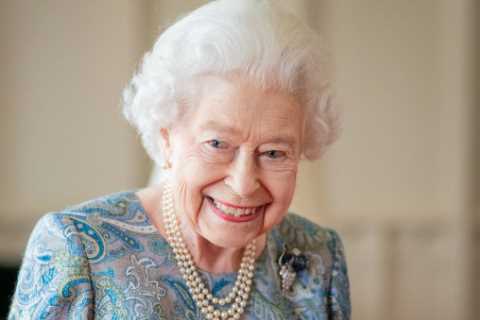 The Queen moves without walking stick after week-long birthday break
