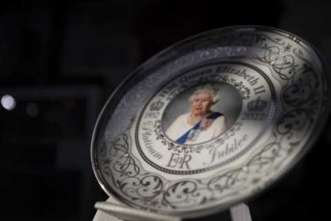 What souvenirs and gifts can I buy to mark the Platinum Jubilee?
