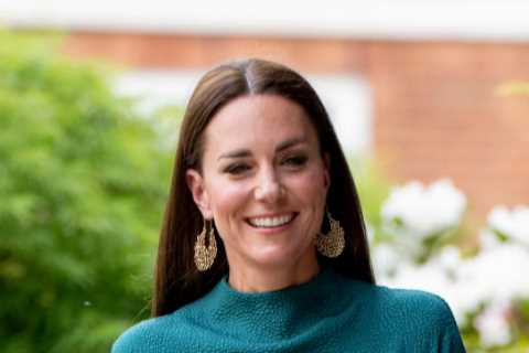 Elegant Kate Middleton stuns in a green dress and matching heels as she arrives at fashion awards