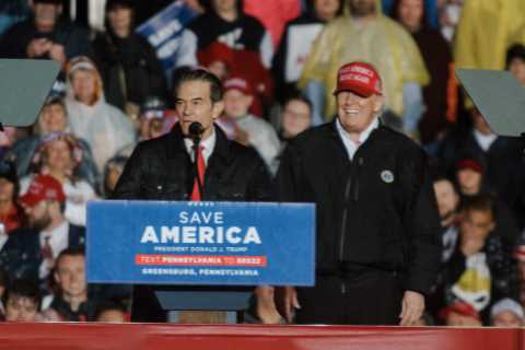 Dr. Oz rallies with Trump and Vance on a rainy night in Pennsylvania, and meets a damp reception.